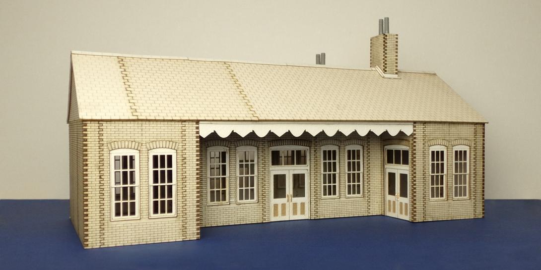LCC B 70-04 O gauge early 20th century country railway station type 2 LCC bundle early 20th century country railway station type 2. Building size 162mm x 362mm with gabled roof. Assembly and some trimming of parts required.